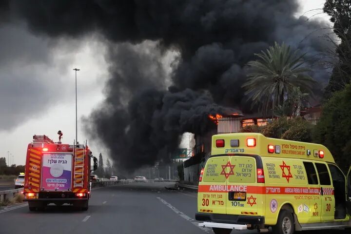  美以联手猛击伊朗要地，哈尔克岛军目标遭摧毁；德黑兰夜空火光再现，冲突进入白热化阶段 新闻 美以联手猛击伊朗要地，哈尔克岛军目标遭摧毁；德黑兰夜空火光再现，冲突进入白热化阶段 新闻