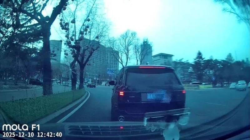  路虎连续别停致奔驰追尾；认定过程几经反复，车主损失严重求公正。 汽车科技 路虎连续别停致奔驰追尾；认定过程几经反复，车主损失严重求公正。 汽车科技