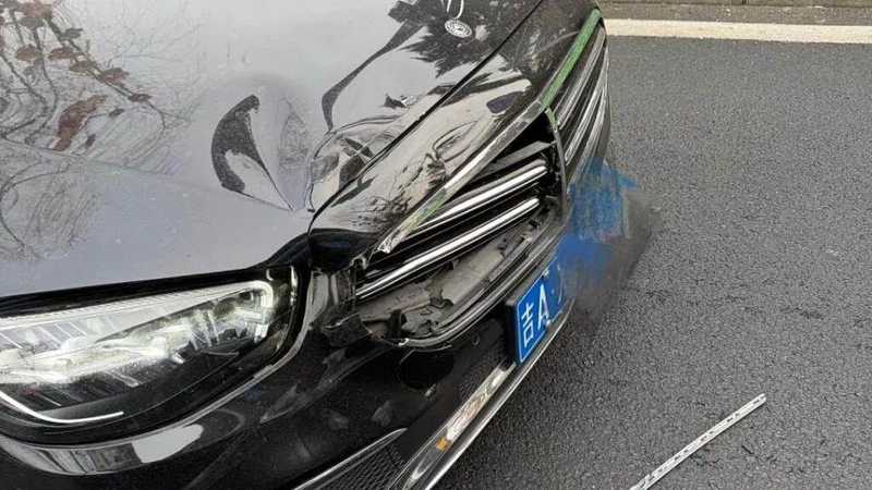  路虎连续别停致奔驰追尾；认定过程几经反复，车主损失严重求公正。 汽车科技 路虎连续别停致奔驰追尾；认定过程几经反复，车主损失严重求公正。 汽车科技