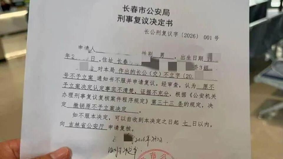  路虎连续别停致奔驰追尾；认定过程几经反复，车主损失严重求公正。 汽车科技 路虎连续别停致奔驰追尾；认定过程几经反复，车主损失严重求公正。 汽车科技