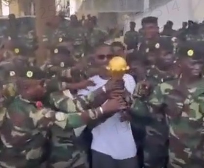  非洲杯奖杯风波持续发酵；主帅旧照被误读，RMC还原事件真相。 体育新闻 非洲杯奖杯风波持续发酵；主帅旧照被误读，RMC还原事件真相。 体育新闻