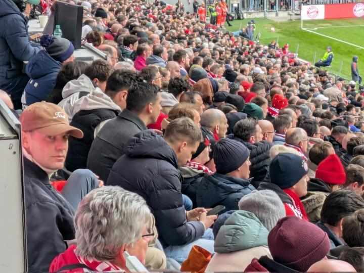  拜仁大胜柏林联合，诺伊尔看台督战；小腿伤势渐稳，国际比赛日后归队在望。 体育新闻 拜仁大胜柏林联合，诺伊尔看台督战；小腿伤势渐稳，国际比赛日后归队在望。 体育新闻